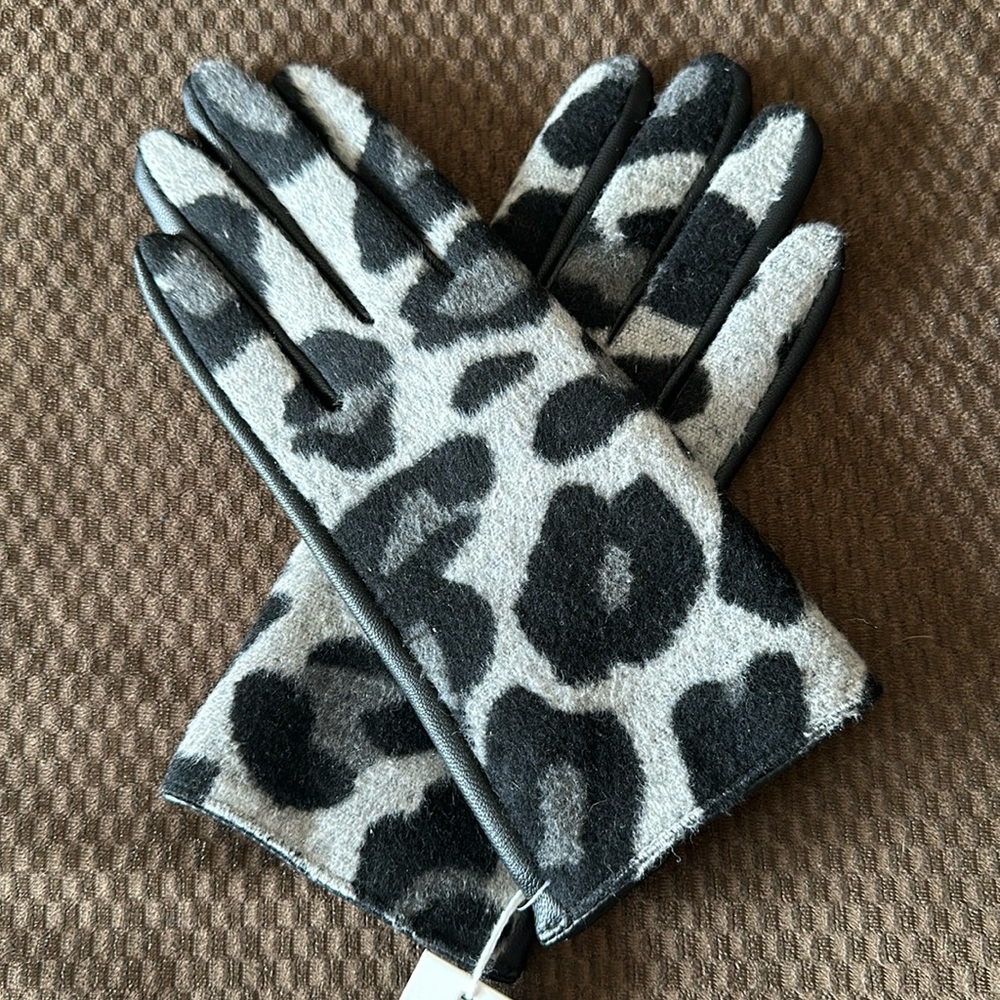 Leopard print winter gloves